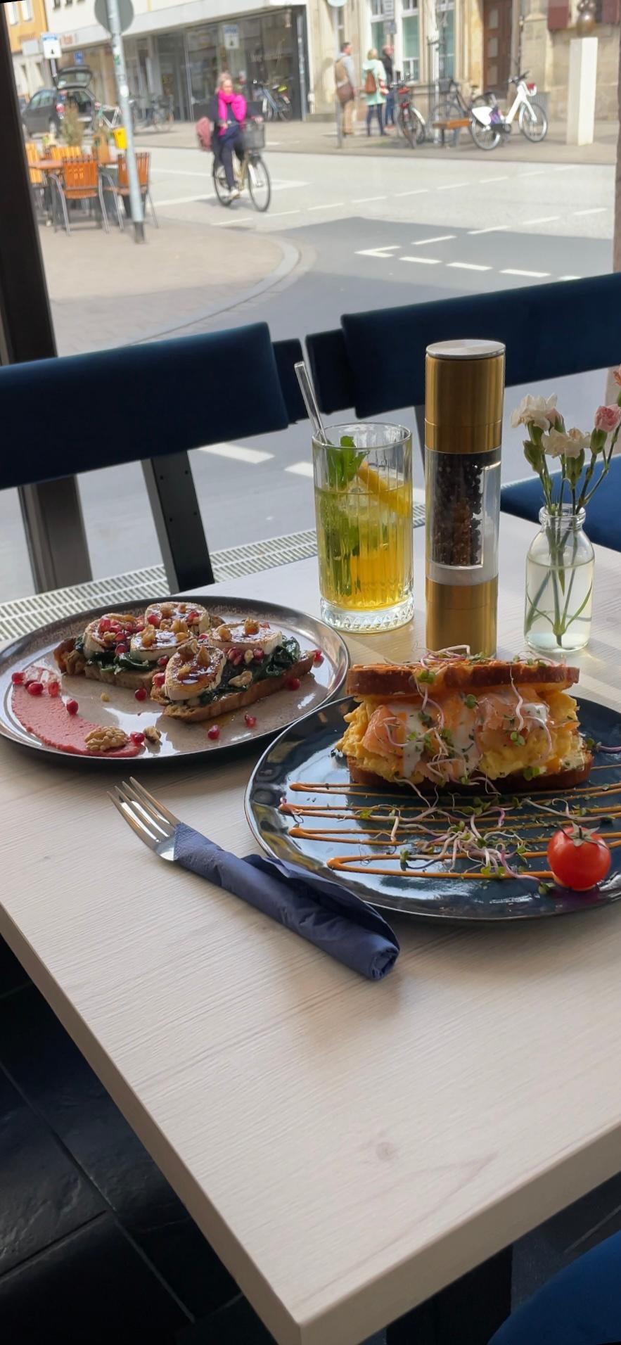 Die Sauerteig-Stulle mit Blattspinat und karamelliertem Ziegenkäse (links) kostet 10,90 Euro. Das Egg Drop-Sandwich "Smokey Salmon" lässt sich für 12,90 Euro erstehen.