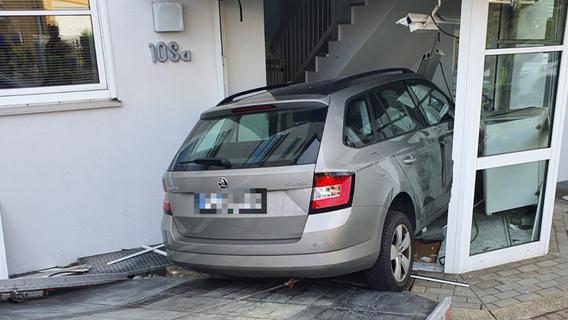 Spektakulärer Unfall in Fürth: Auto kracht in Hauseingang - Gas und Bremse verwechselt