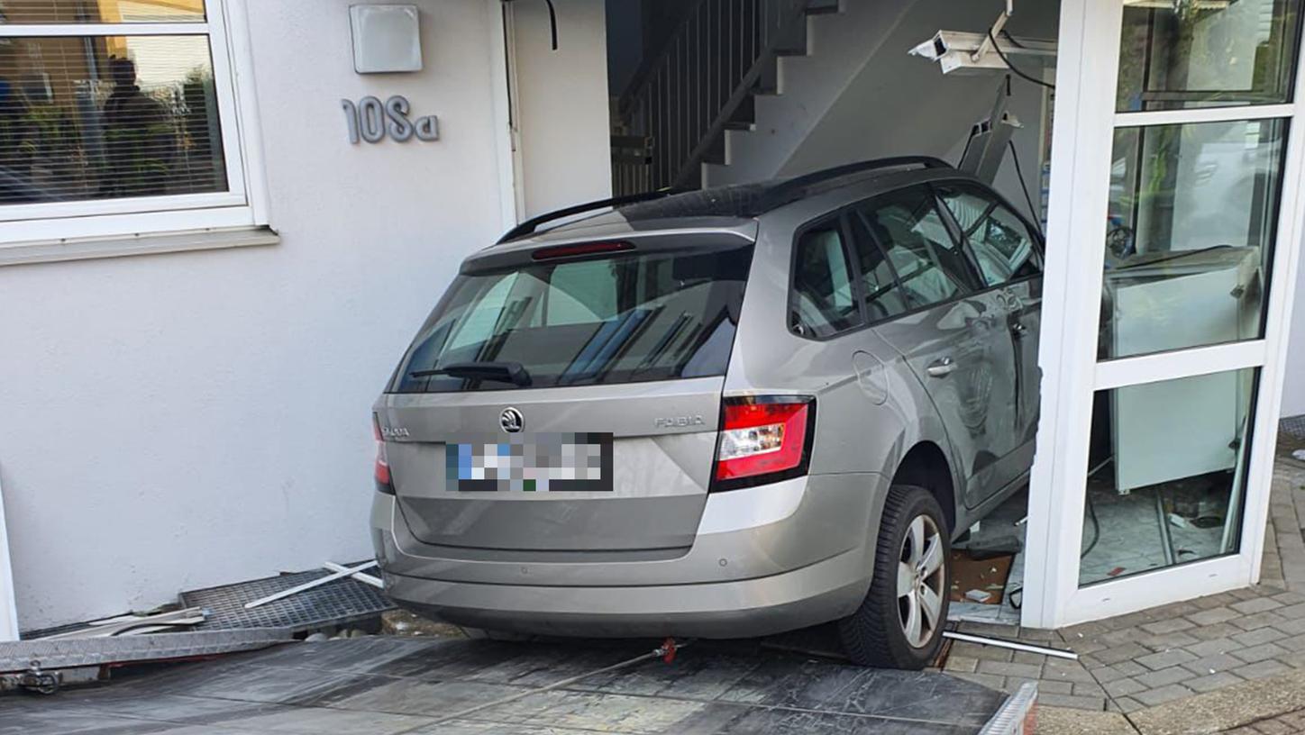 Ungewöhnlicher Anblick: Das Auto der 81-jährigen Fahrerin prallte in den  Eingang  eines Hauses.