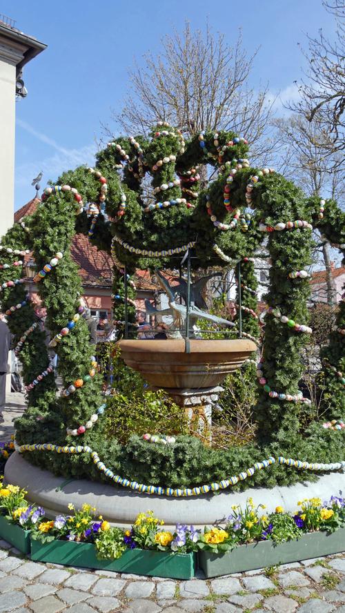 Der Osterbrunnen in Gunzenhausen wird jedes Jahr feierlich eingeweiht.