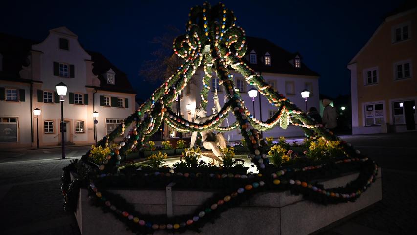 In Treuchtlingen leuchtet der Osterbrunnen vor dem Rathaus.