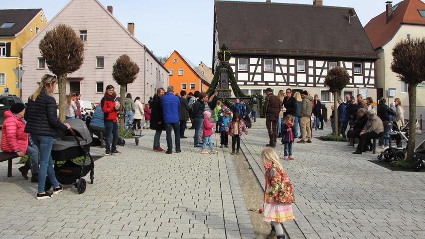 Zur Osterbrunnen-Einweihung gab es in Heidenheim noch tolle Spiele. Die Kinder hatten sichtlich Spaß beim Eierrollen-Wettbewerb.
