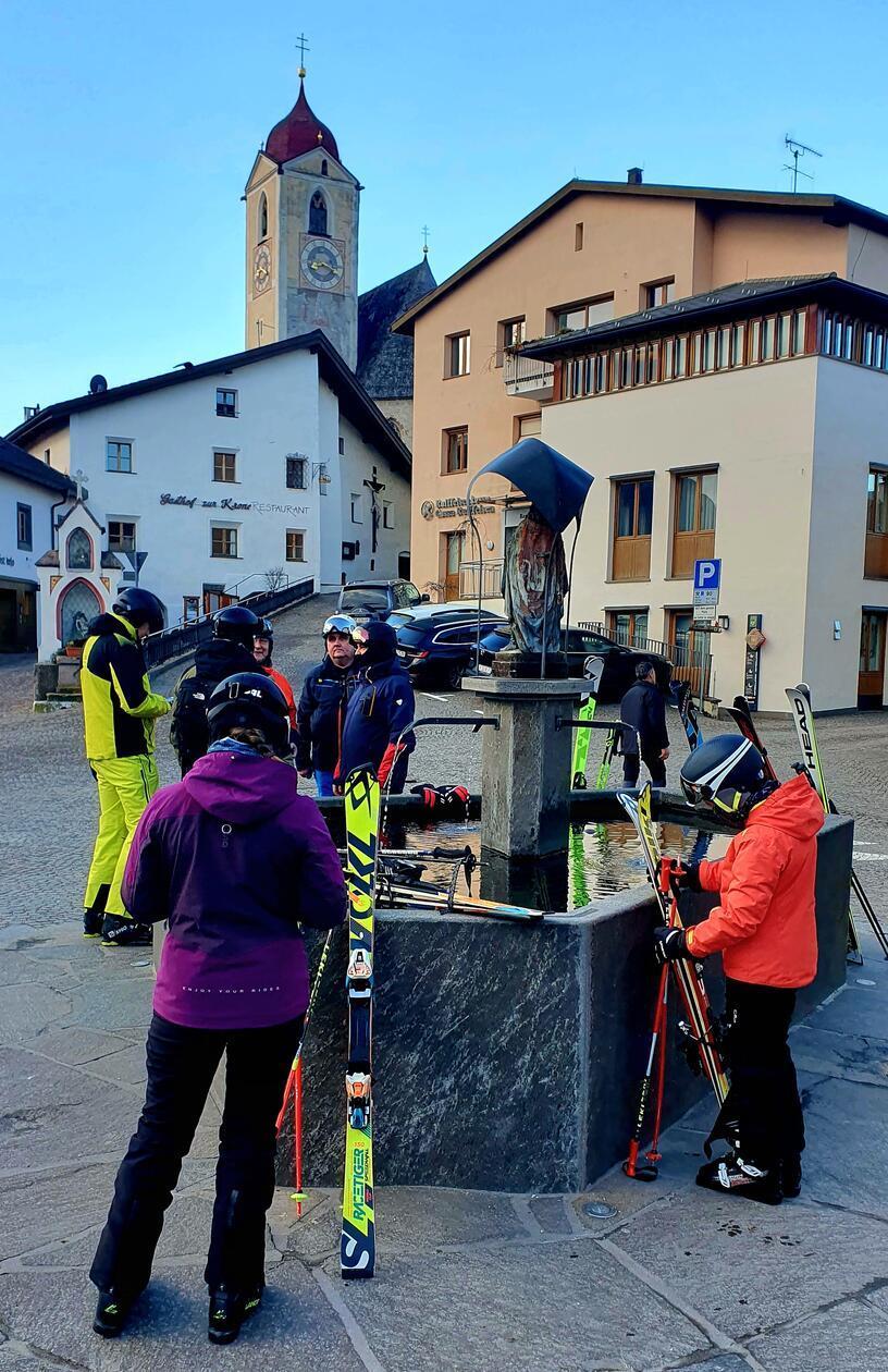 So hübsch ist das Dorfzentrum in Lajen - hier erleben Skiurlauber noch echten Südtiroler Alltag.
