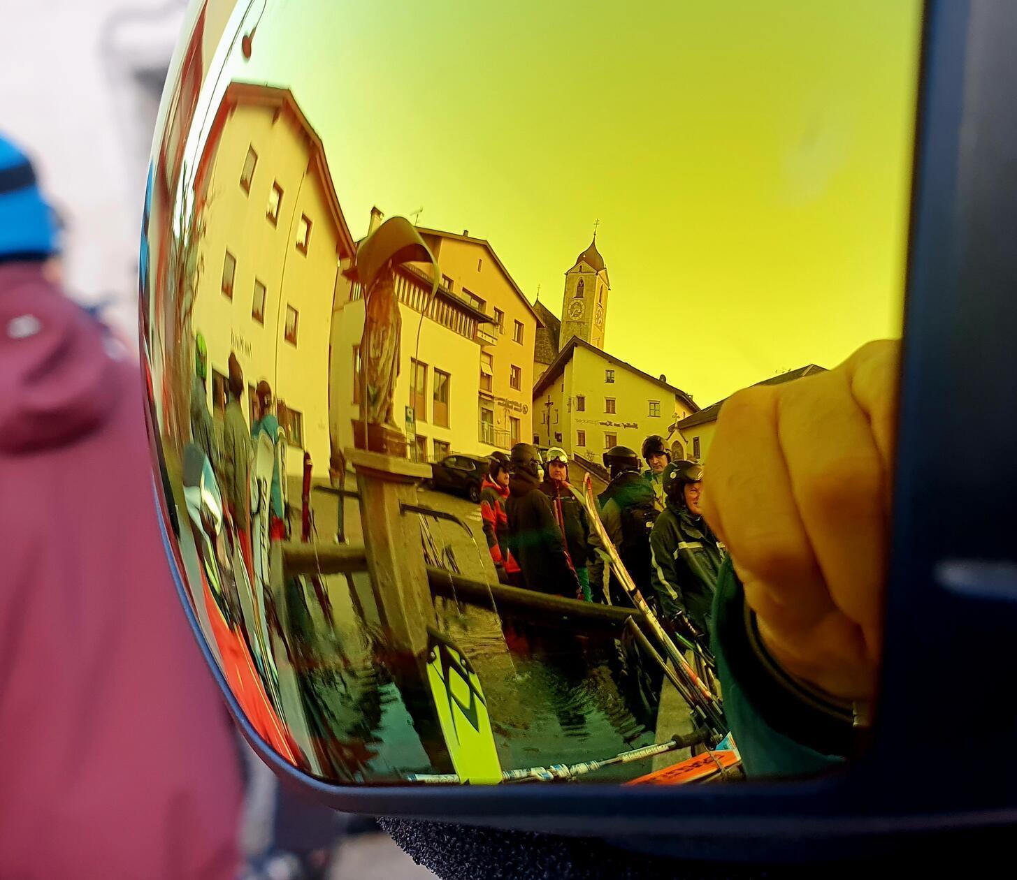 Im hübschen Örtchen Lajen, nur 12 Kilometer von St. Ulrich, wohnen Sie viel billiger. Skifahrer warten hier am Dorfplatz auf den Skibus.