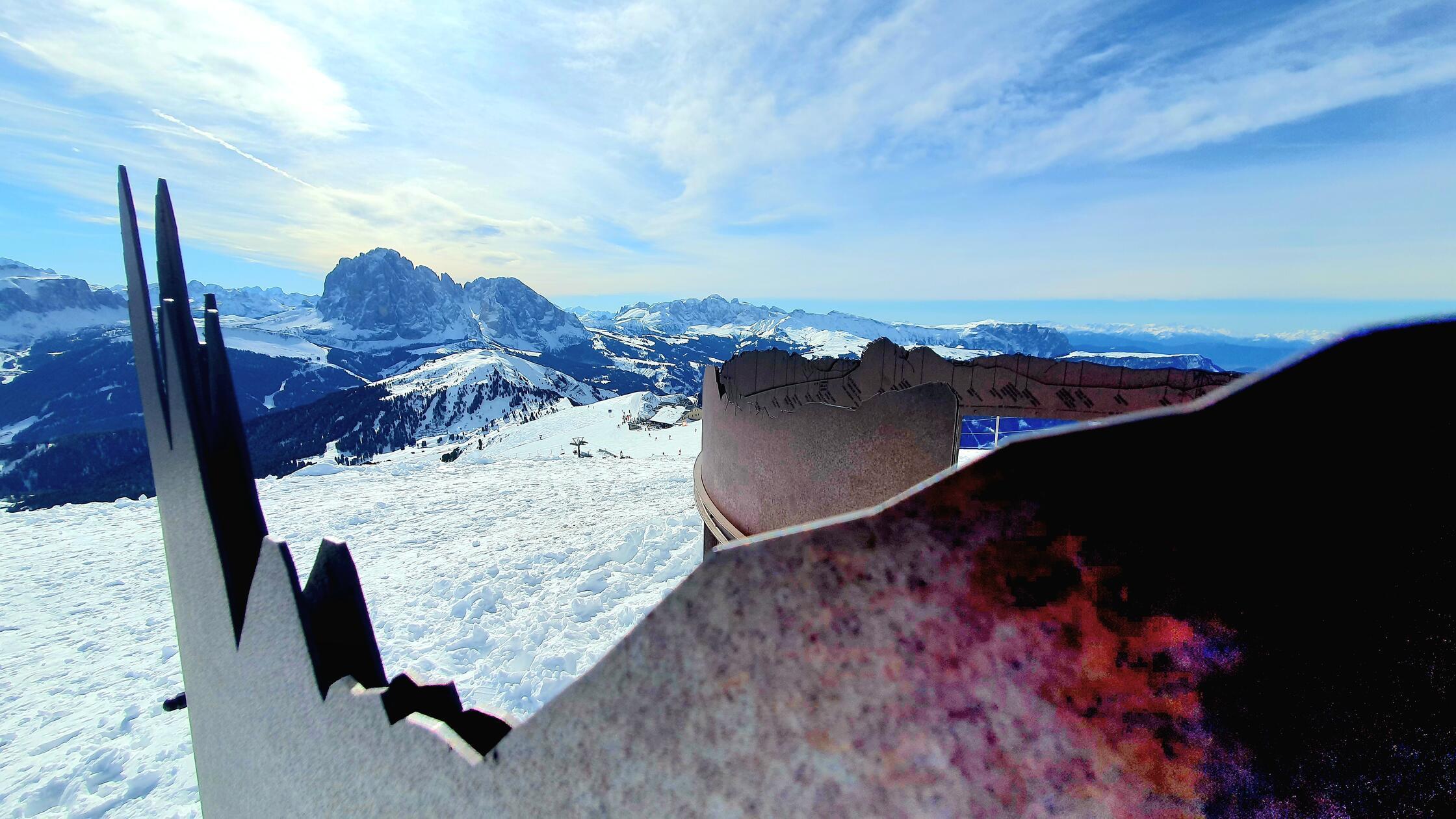 Diese Stahlskulptur zeigt, welche Gipfel hier oben zu sehen sind.