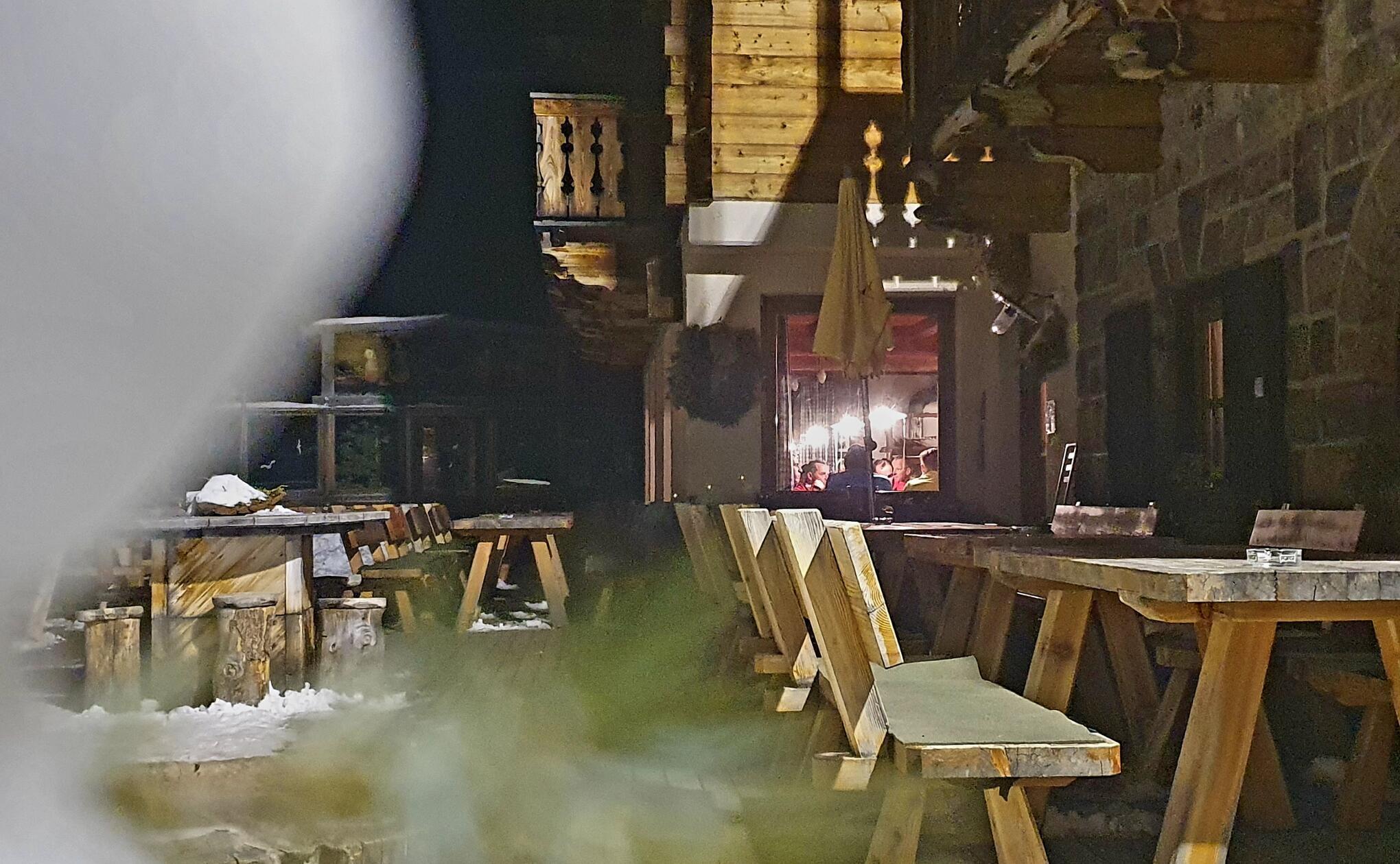 Die Raschötz-Alm - im Fenster sieht man die Schlittenfahrer in der guten Stube...