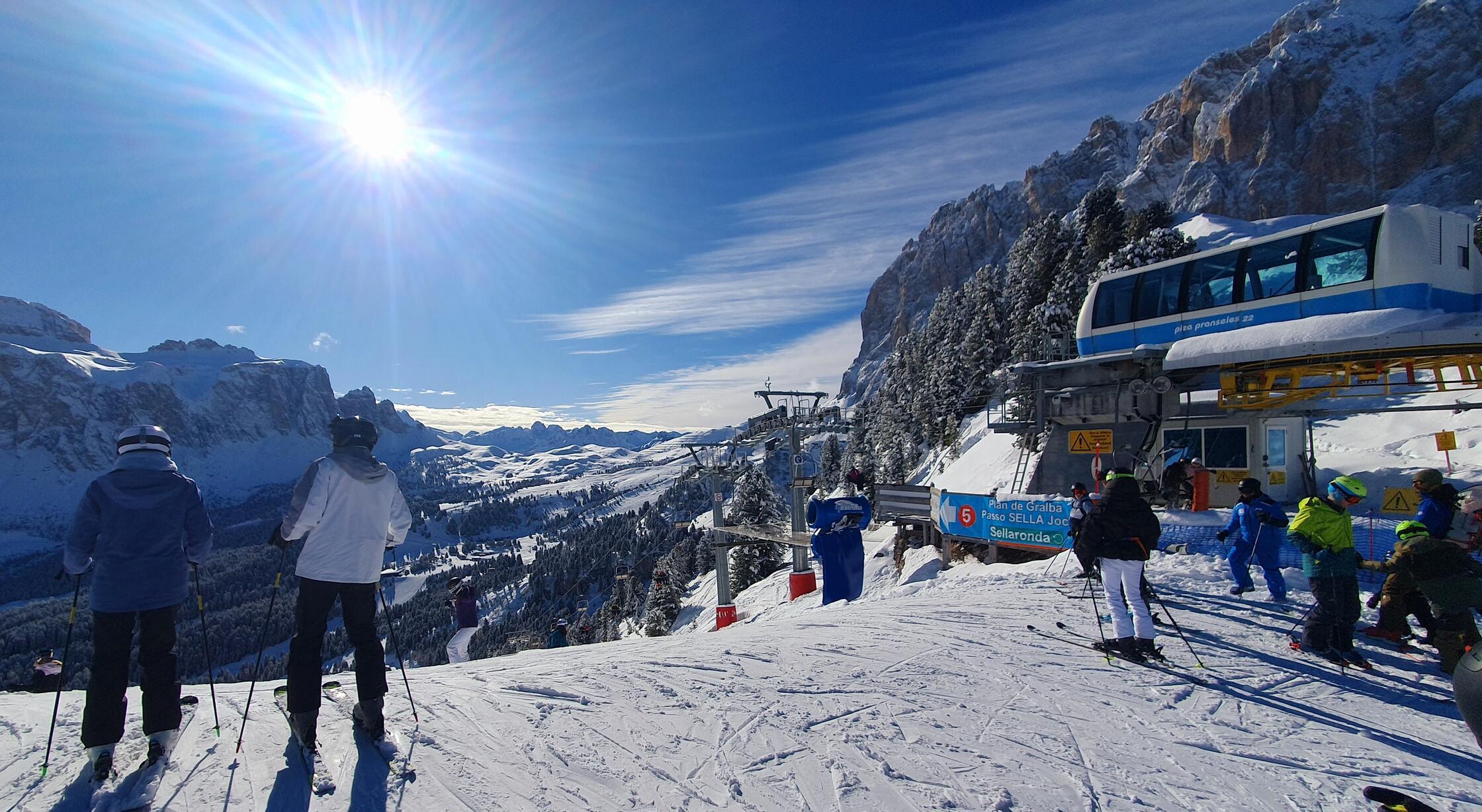 Alpenpanorama bei schönsten Wetter - im Norden in Österreich ist es mal wieder bewölkt.