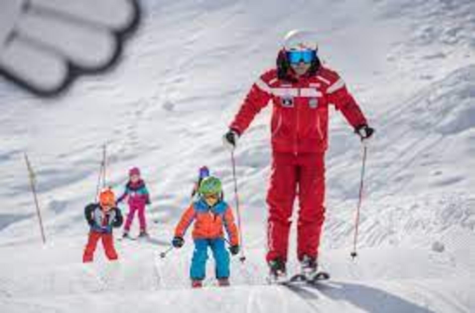 Skikurs der Skischule Ortisei in St. Ulrich im Grödnertal. Hier sind die Kleinen untergebracht, während die Großen die Sellaronda fahren.