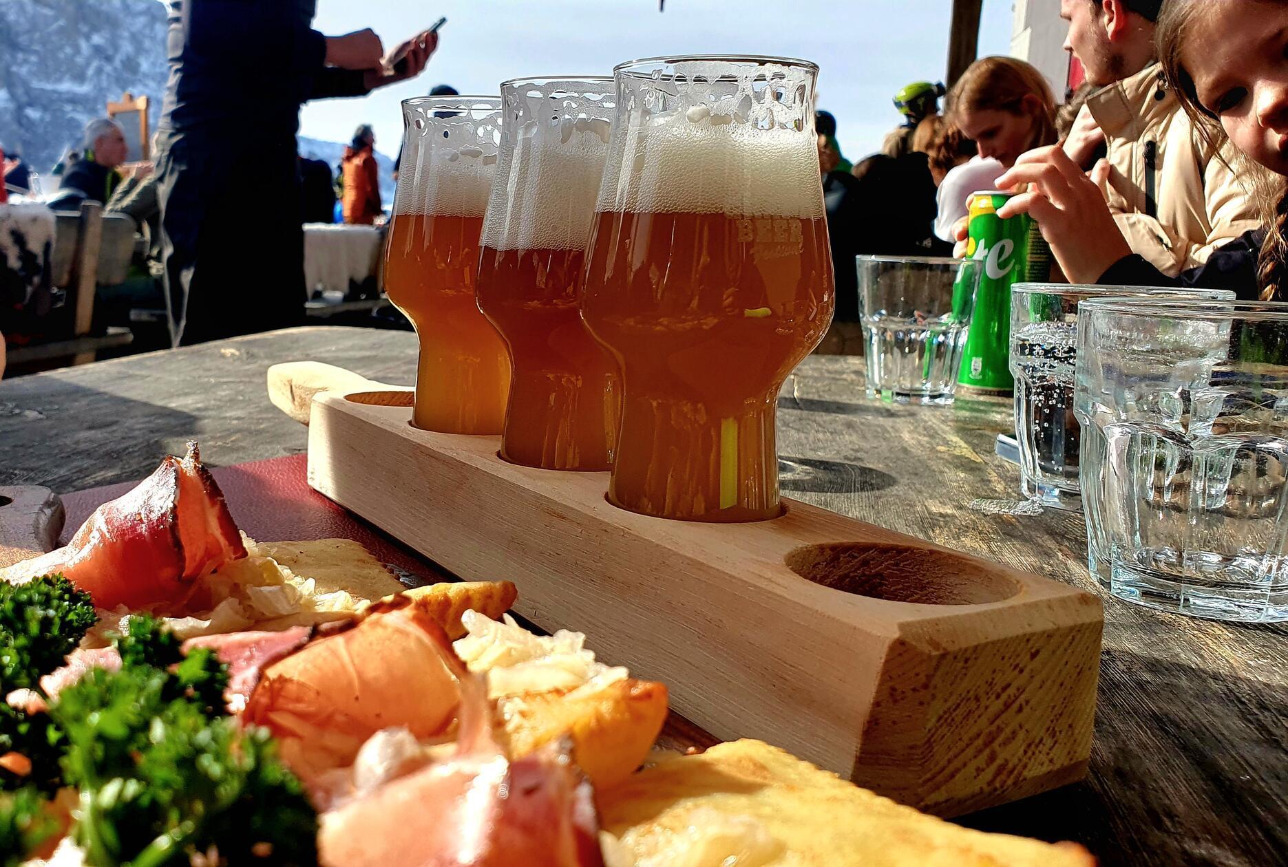 Diese Hütte serviert sogar Craft-Bier, das der Wirt im Tal in St. Ulrich selbst braut.