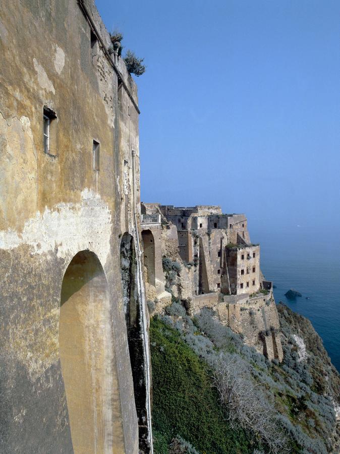 Himmelblaue Aussichten auf der Insel Procida am Kloster San Michele Arcangelo.