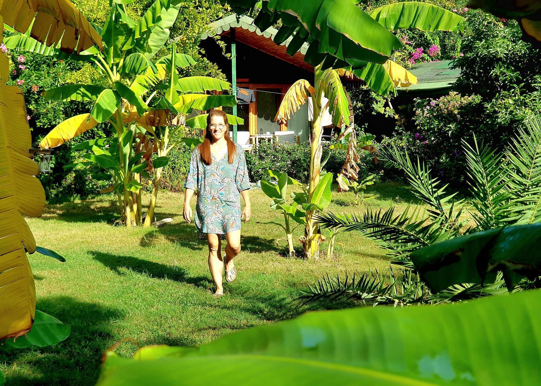 Bananen, Palmen, Granatapfelbäume - die Etenna-Bungalows sind ein klassisches Beispiel für die kleinen Ferienanlagen in Familienhand.