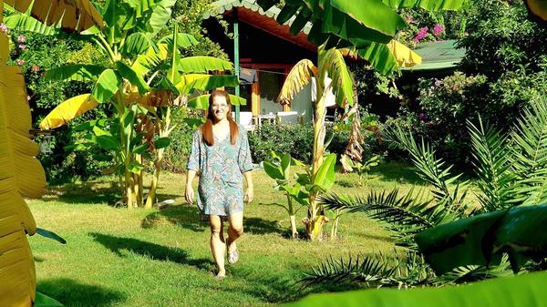 Bananen, Palmen, Granatapfelbäume - die Etenna-Bungalows sind ein klassisches Beispiel für die kleinen Ferienanlagen in Familienhand.