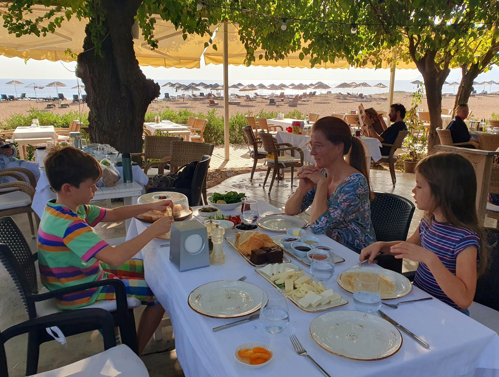In den Anlagen servieren sie morgens leckeres Frühstück, meist kann man hier auch mittags und zu Abend essen.