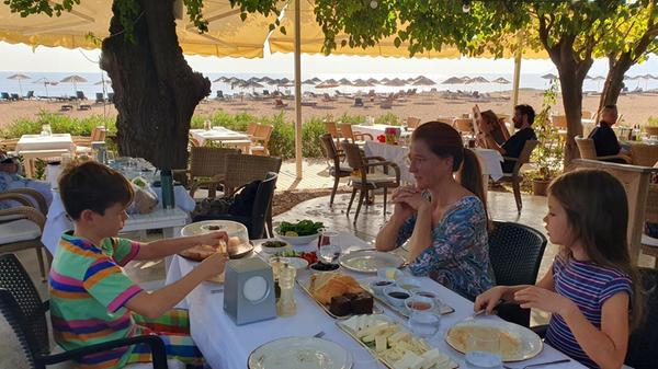 In den Anlagen servieren sie morgens leckeres Frühstück, meist kann man hier auch mittags und zu Abend essen.