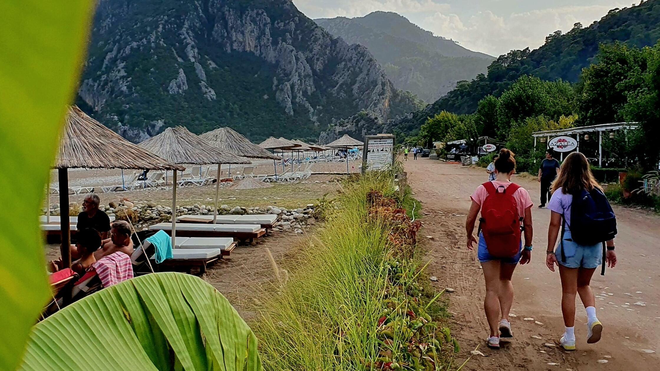 Der Fußweg an der Strandpromenade vorbei an Restaurants nach Olympos - der antiken Stadt am Südende.