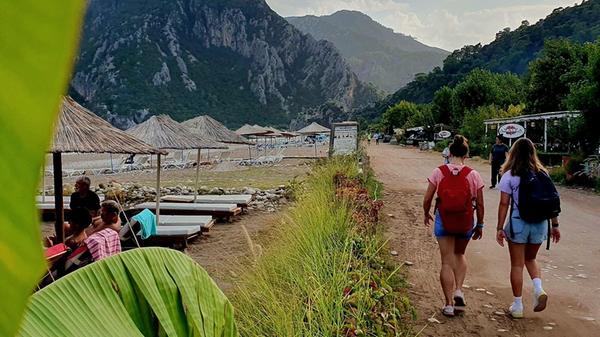 Der Fußweg an der Strandpromenade vorbei an Restaurants nach Olympos - der antiken Stadt am Südende.