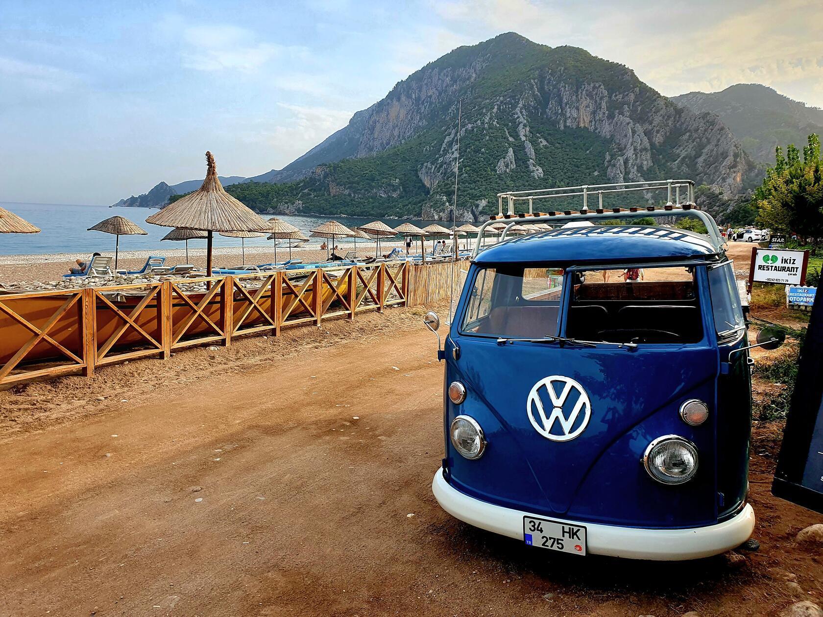 Klar, dass im Hippiedorf auch ein VW-Bus herumfährt.