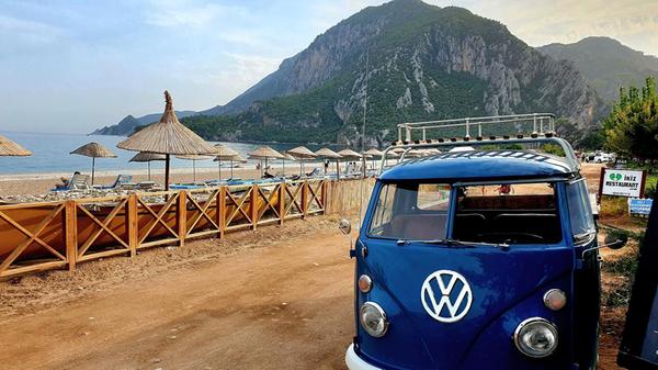 Klar, dass im Hippiedorf auch ein VW-Bus herumfährt.