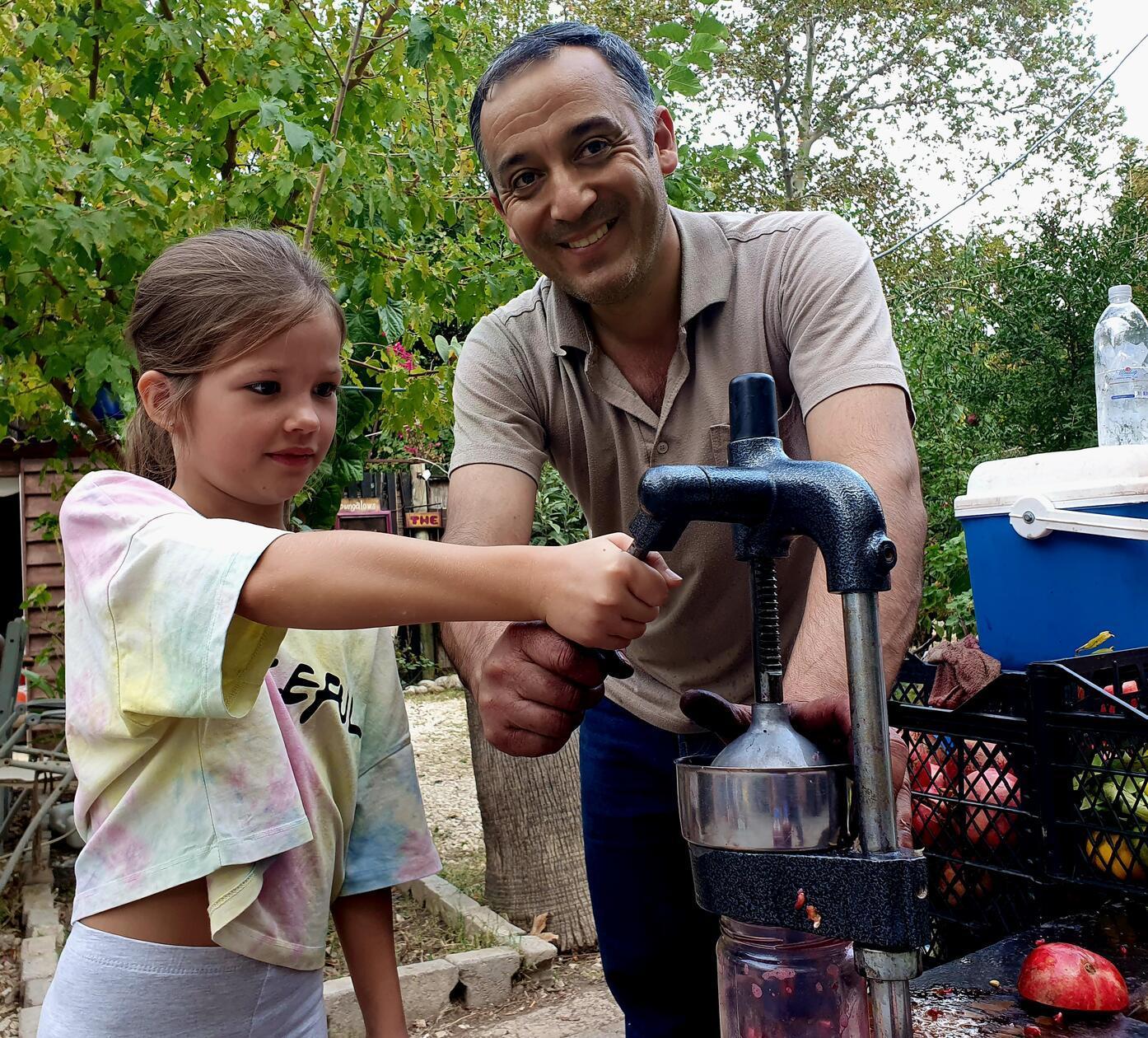 Am Dienstag ist Markttag - hier presst die Kleine Granatapfelsaft.