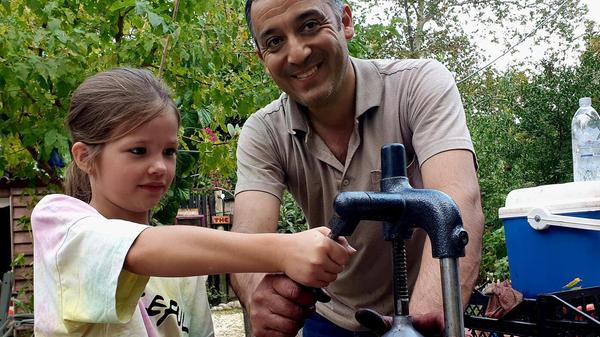 Am Dienstag ist Markttag - hier presst die Kleine Granatapfelsaft.