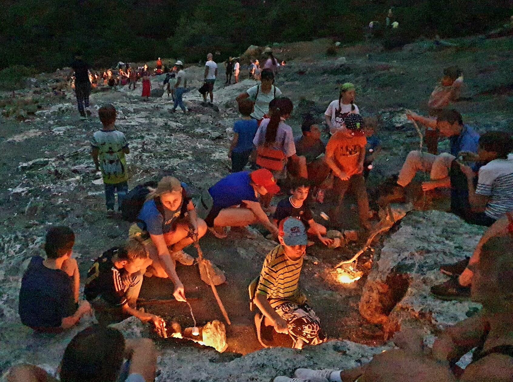 An den Chimären oberhalb von Chirali tritt Erdgas aus dem Fels - an den Flammen wärmen sich die Besucher und grillen.
