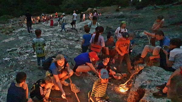 An den Chimären oberhalb von Chirali tritt Erdgas aus dem Fels - an den Flammen wärmen sich die Besucher und grillen.