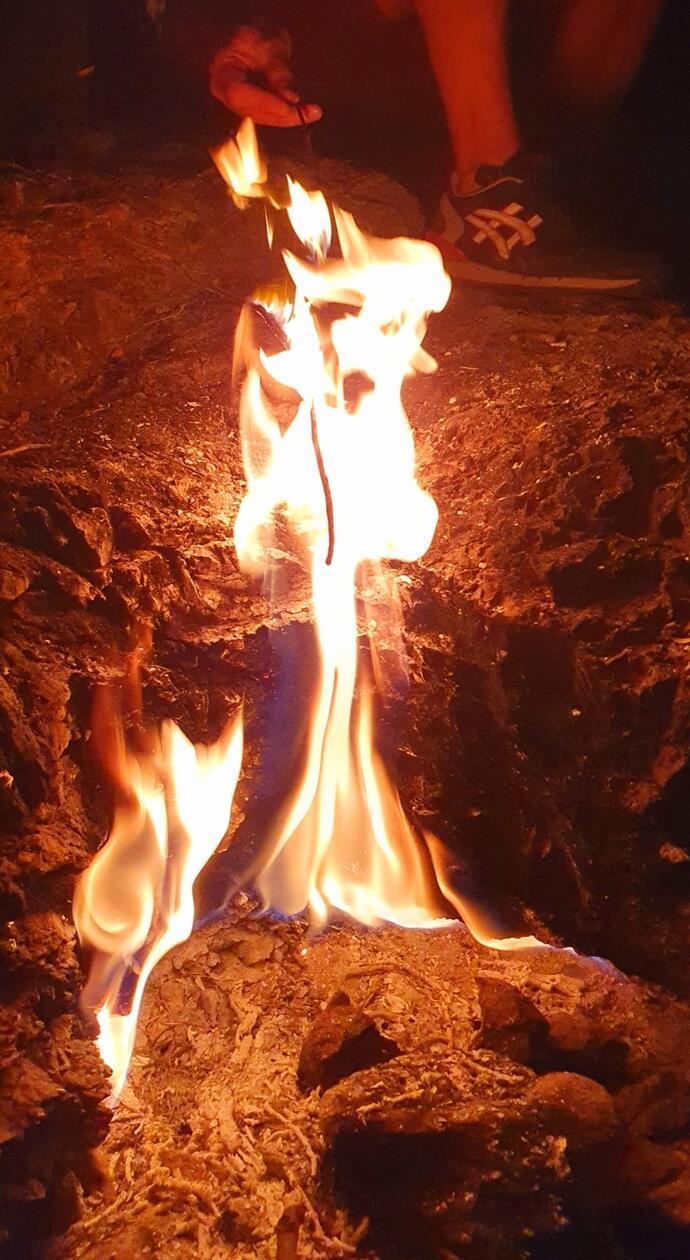 Die Flammen sehen aus wie tanzende Teufel.