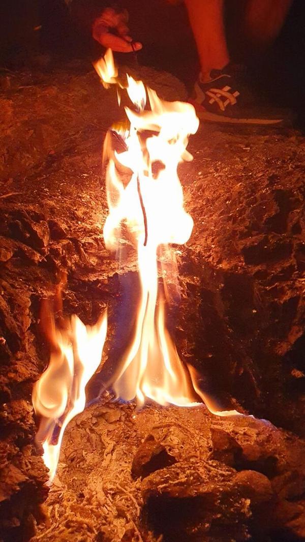 Die Flammen sehen aus wie tanzende Teufel.