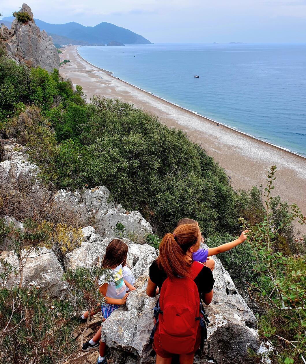 Blick von Olympos über die weite Strandsichel des Strandes von Cirali.