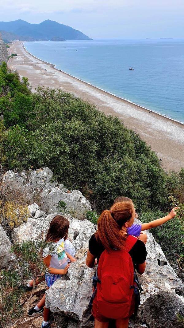 Blick von Olympos über die weite Strandsichel des Strandes von Cirali.