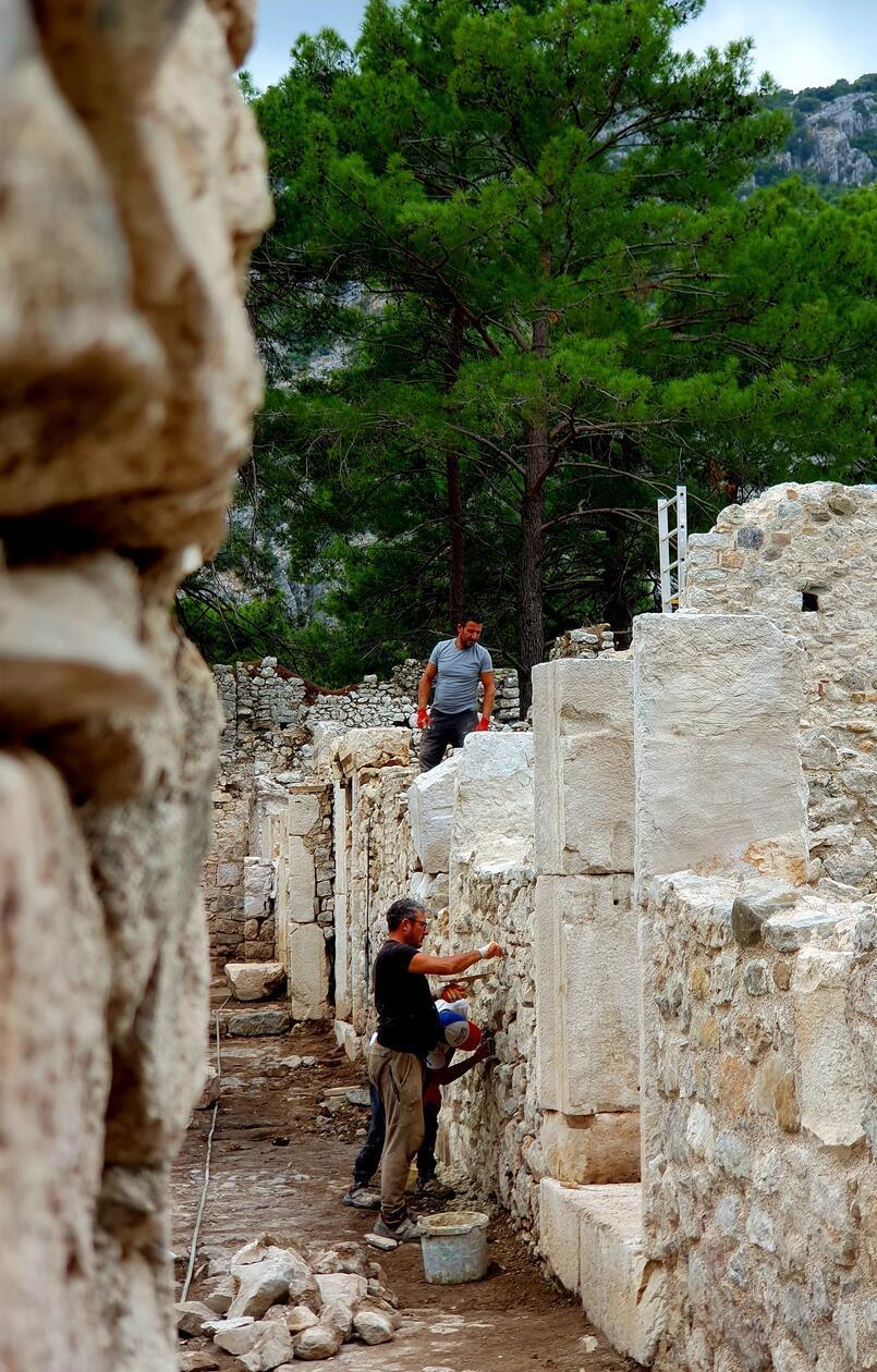 In Olympos ist noch viel zu tun - noch weite Teile der Stadt sind überwuchert und müssen ausgegraben werden.