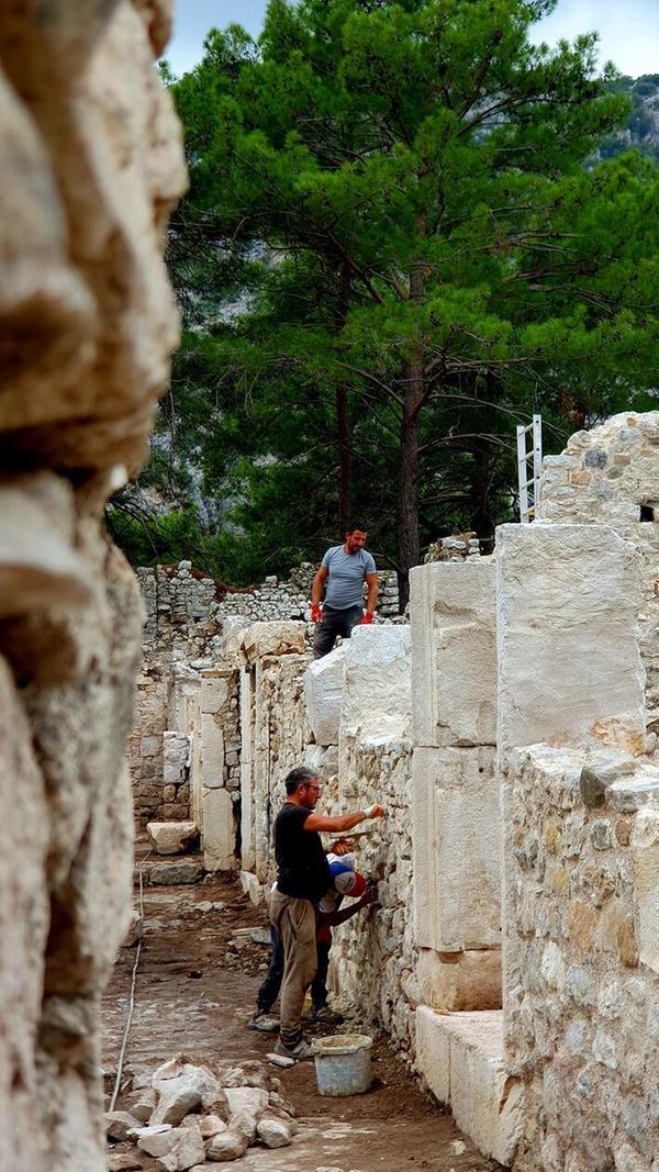 In Olympos ist noch viel zu tun - noch weite Teile der Stadt sind überwuchert und müssen ausgegraben werden.