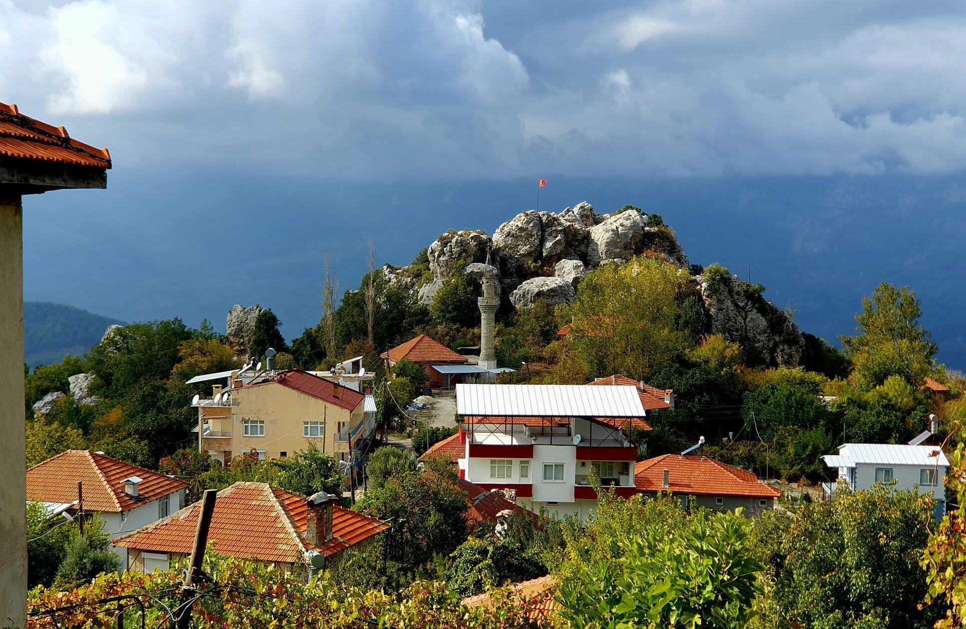 Typisches Dorf in den Bergen im Nationalpark.