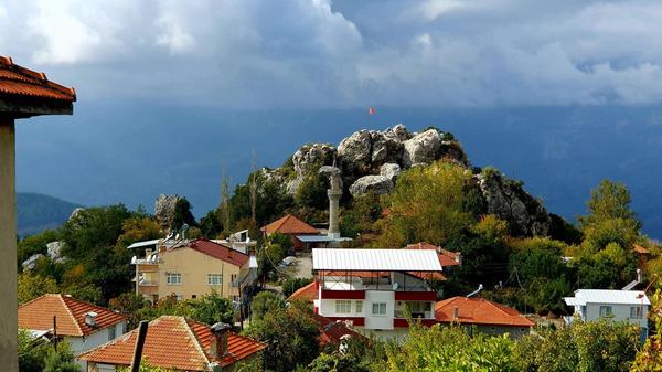 Typisches Dorf in den Bergen im Nationalpark.