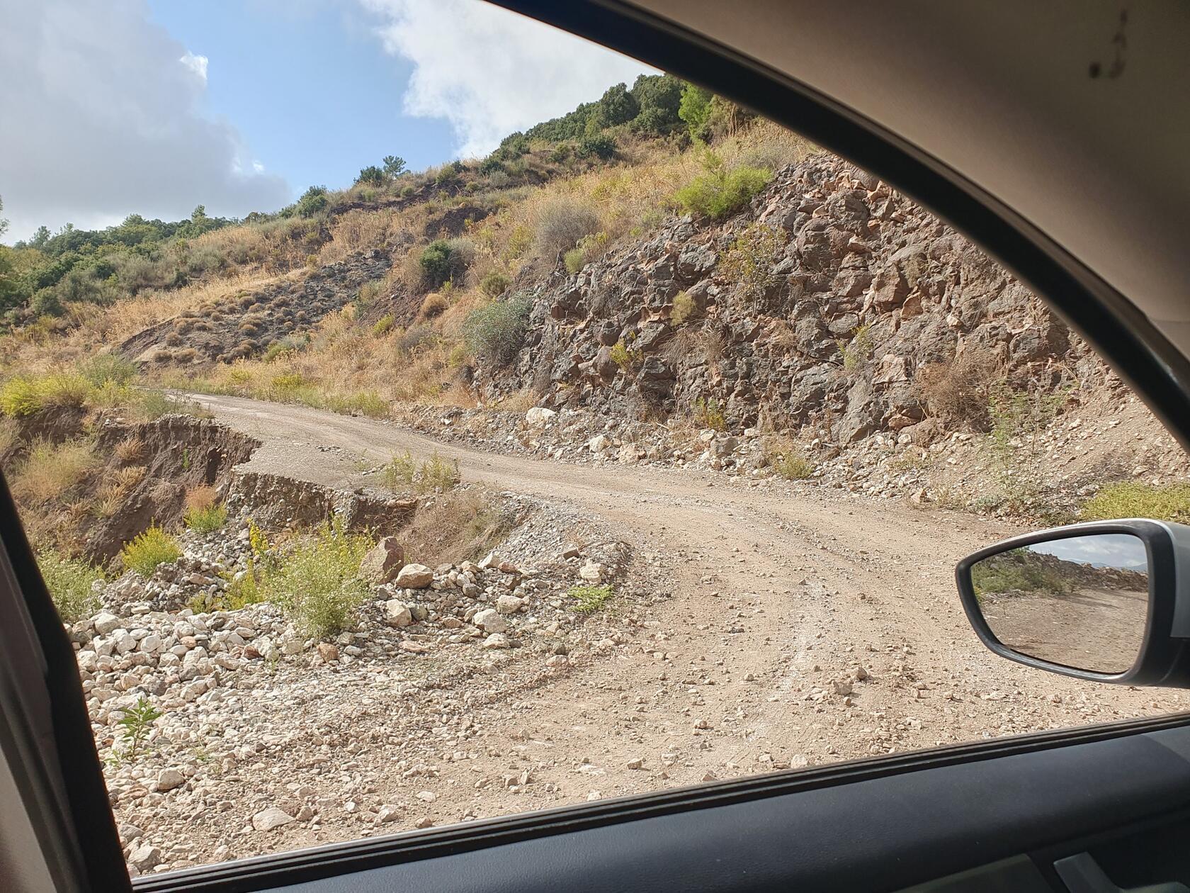 Die Fahrt führt teils über rutschige Schotterpisten.