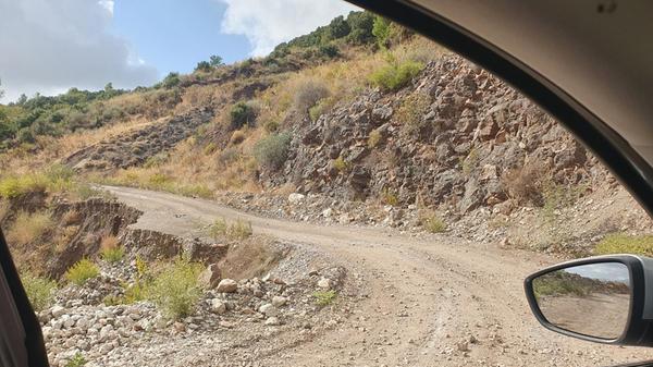 Die Fahrt führt teils über rutschige Schotterpisten.