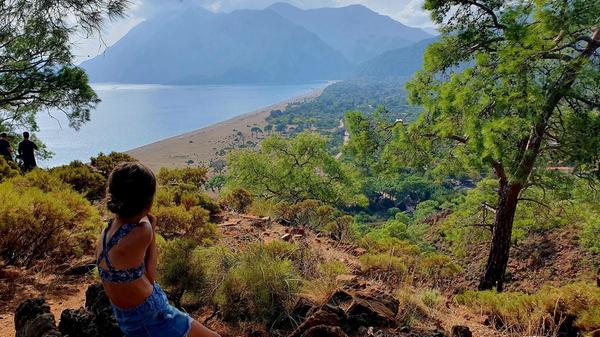 Blick vom Nordende des Strandes über Cirali - der lykische Weg geht weiter zum Schwarzen Strand.