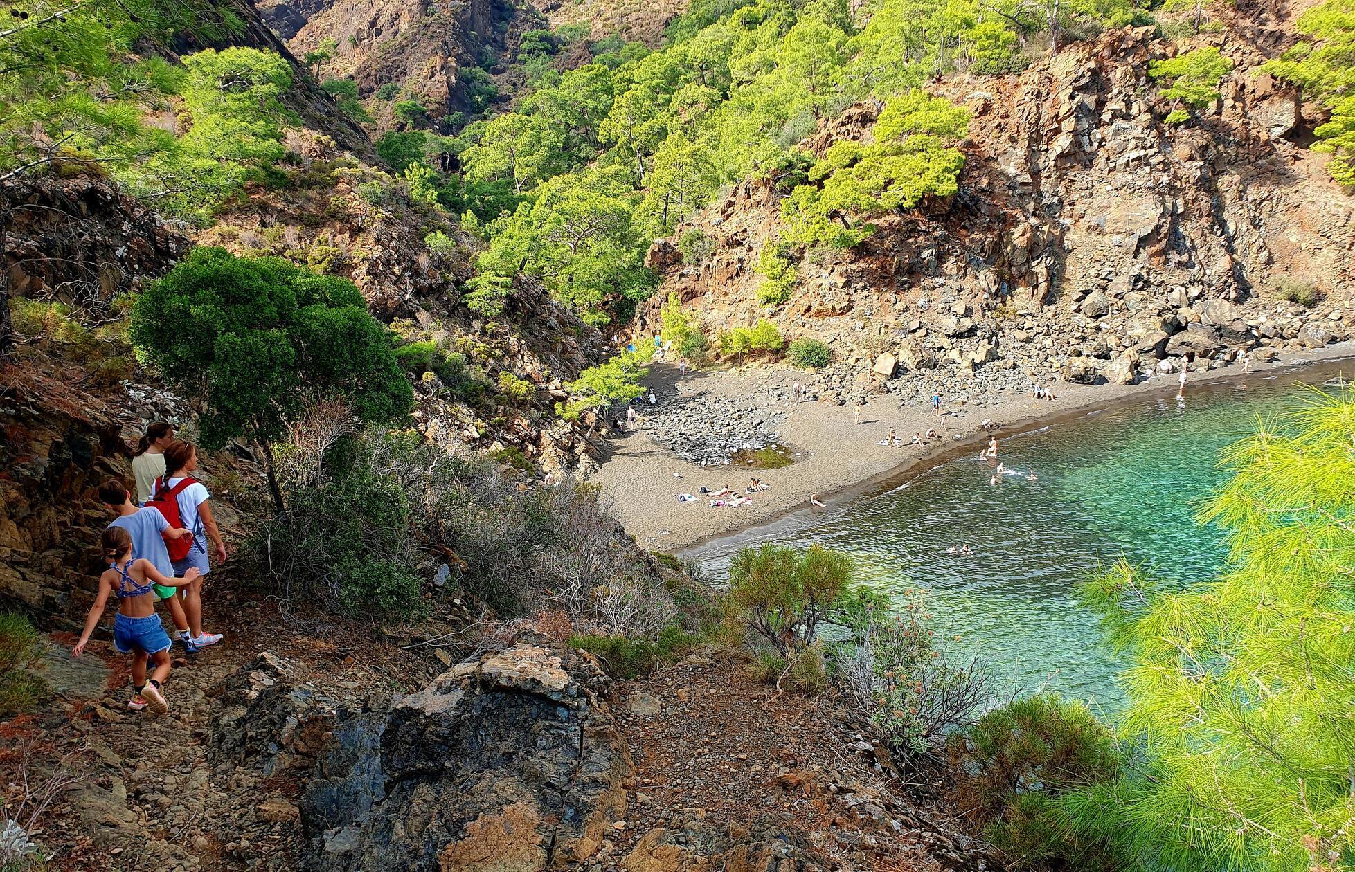 Nach etwas über drei Kilometern ist der Schwarze Strand erreicht.