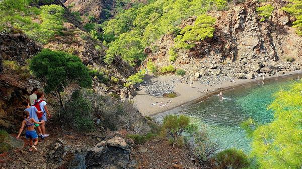 Nach etwas über drei Kilometern ist der Schwarze Strand erreicht.