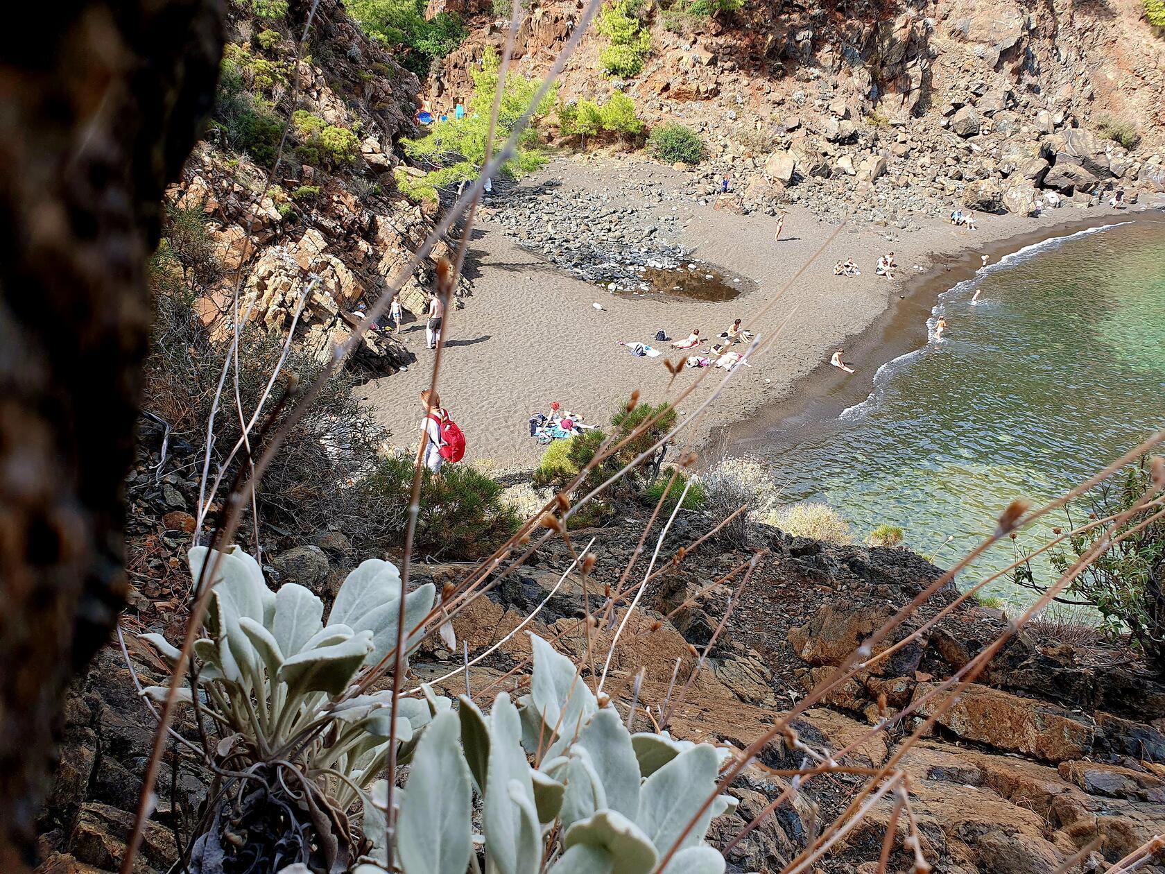 Der Schwarze Strand ist ein toller Tipp für einen ganzen Tag.