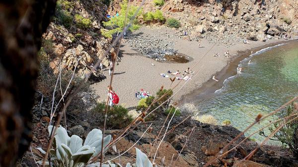 Der Schwarze Strand ist ein toller Tipp für einen ganzen Tag.