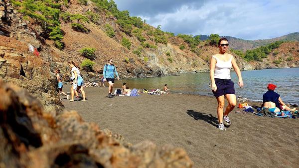 Auch andere kommen natürlich hierher - das Baden ist einfach traumhaft.