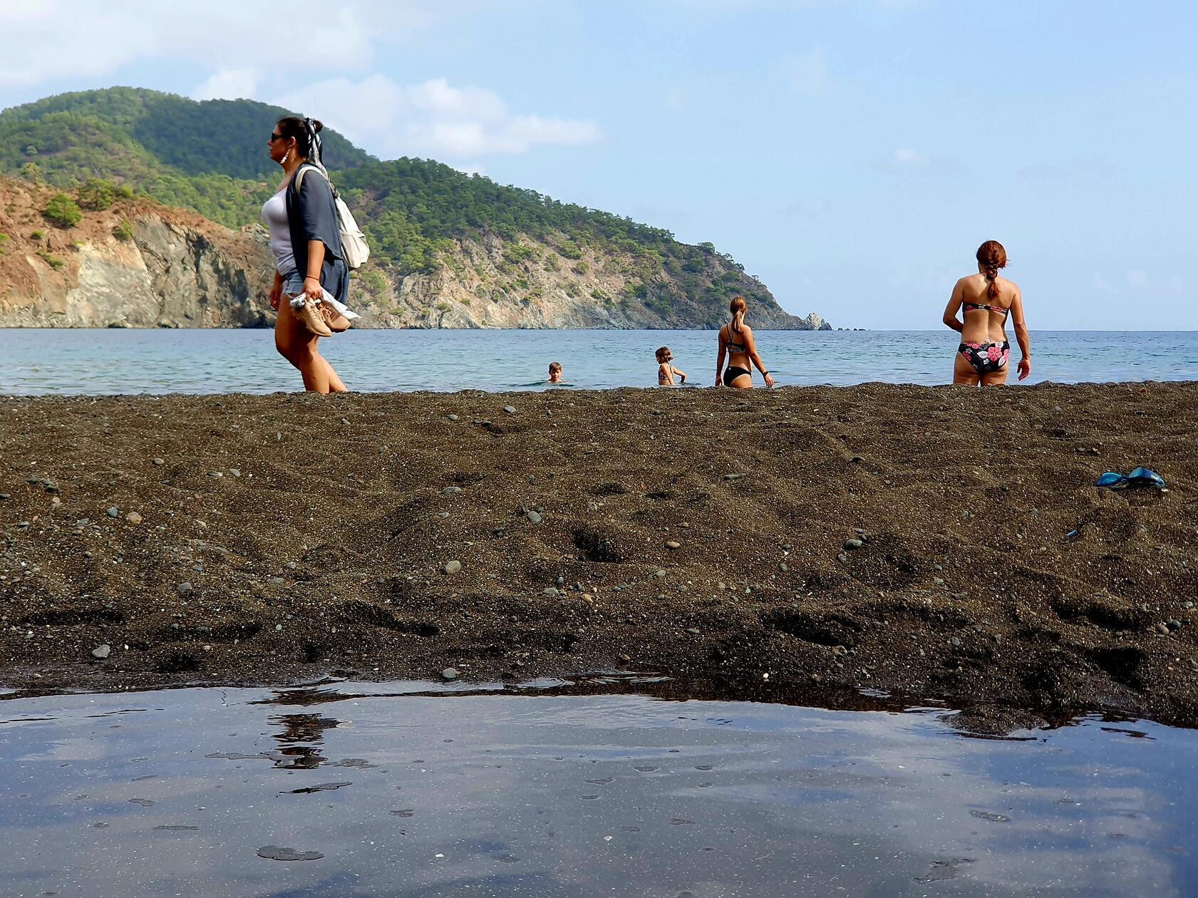 Ein kleiner Bach versickert hier im Sand.