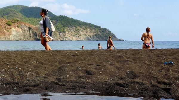 Ein kleiner Bach versickert hier im Sand.