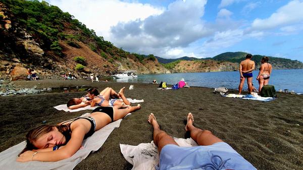 Und ewig kann man im warmen Sand in der Herbstsonne liegen.