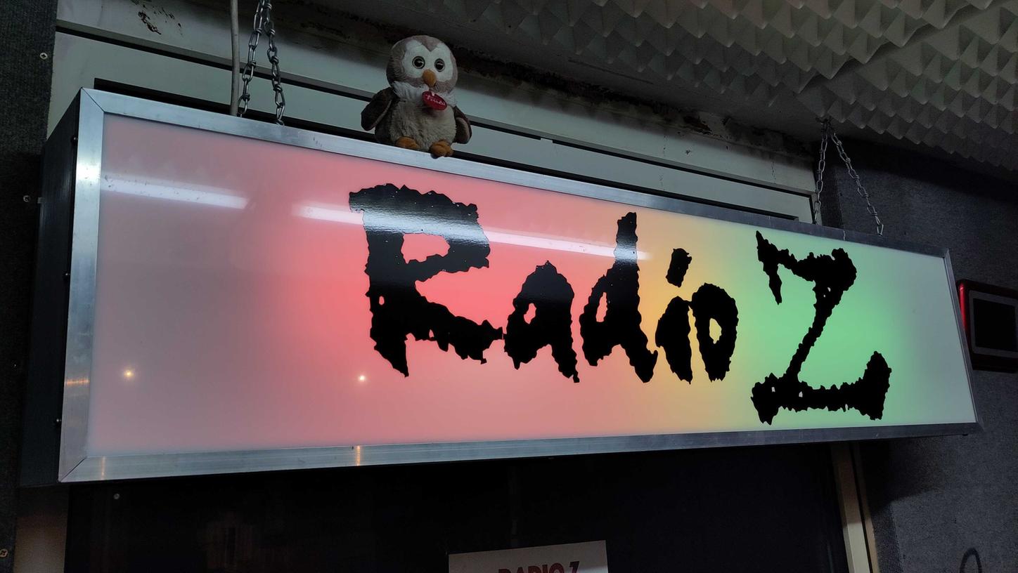 Oldschool und altbewährt: Das Logo des Senders Radio Z hängt groß im Studio. Das Z im Namen hat übrigens keine Bedeutung.