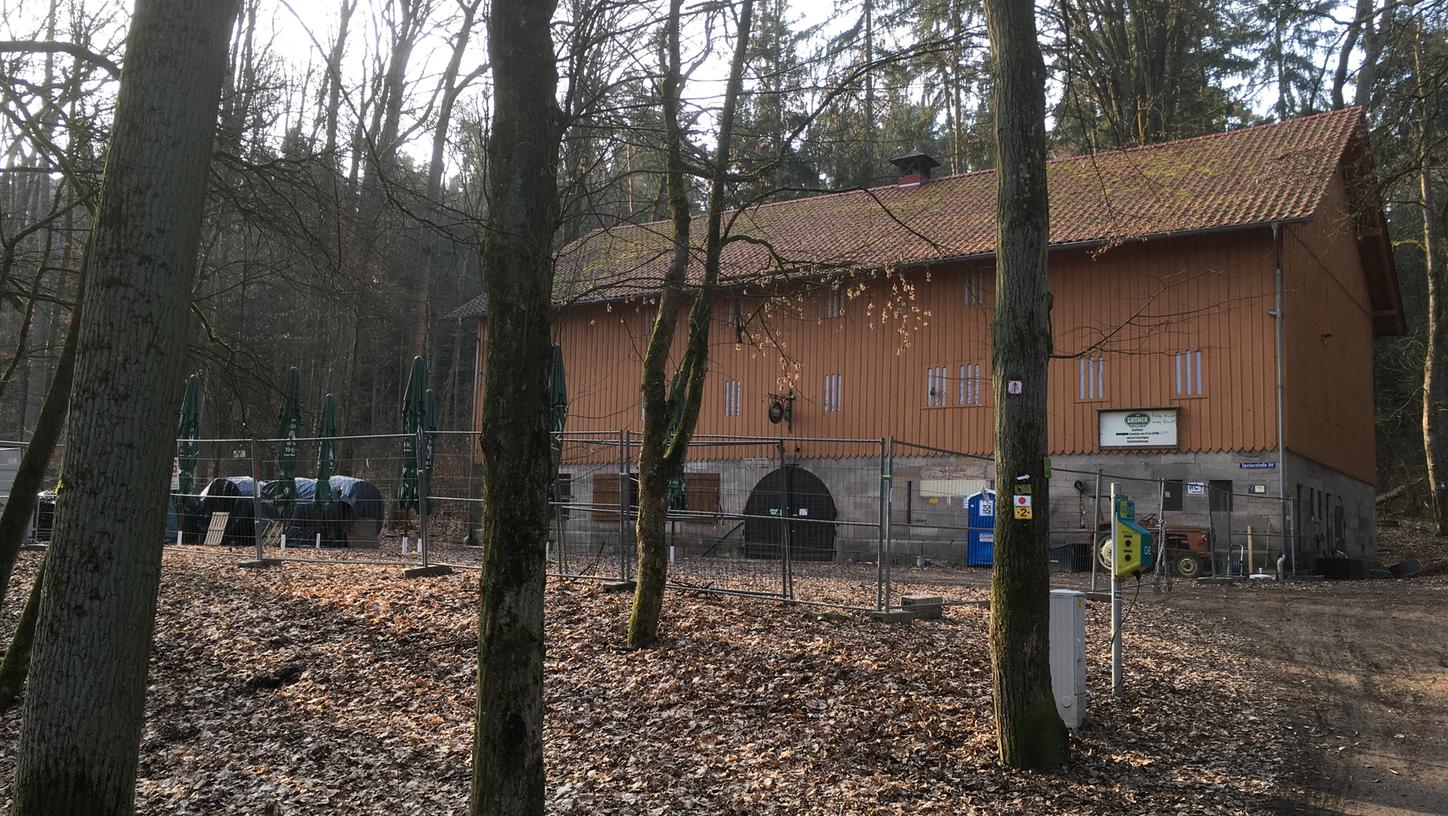 Die Waldgaststätte "Grüner Felsenkeller" (Sperberstraße 199) liegt im Stadtwald und ist ein alteingesessenes beliebtes Ausflugsziel mit großer Freischankfläche.