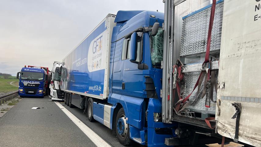 Mega-Stau nach Vollsperrung auf der A3 in Franken: Mehrere LKW fahren aufeinander auf