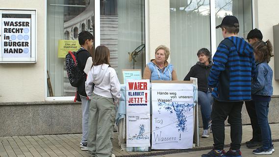 Wassergruppe protestierte in Treuchtlingen: Bodenschatz nicht zu Billigpreisen verkaufen