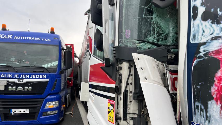 Gleich mehrere Lkw kollidierten auf der A3 in Franken miteinander, was eine Vollsperrung und einen Mega-Stau zur Folge hatte.